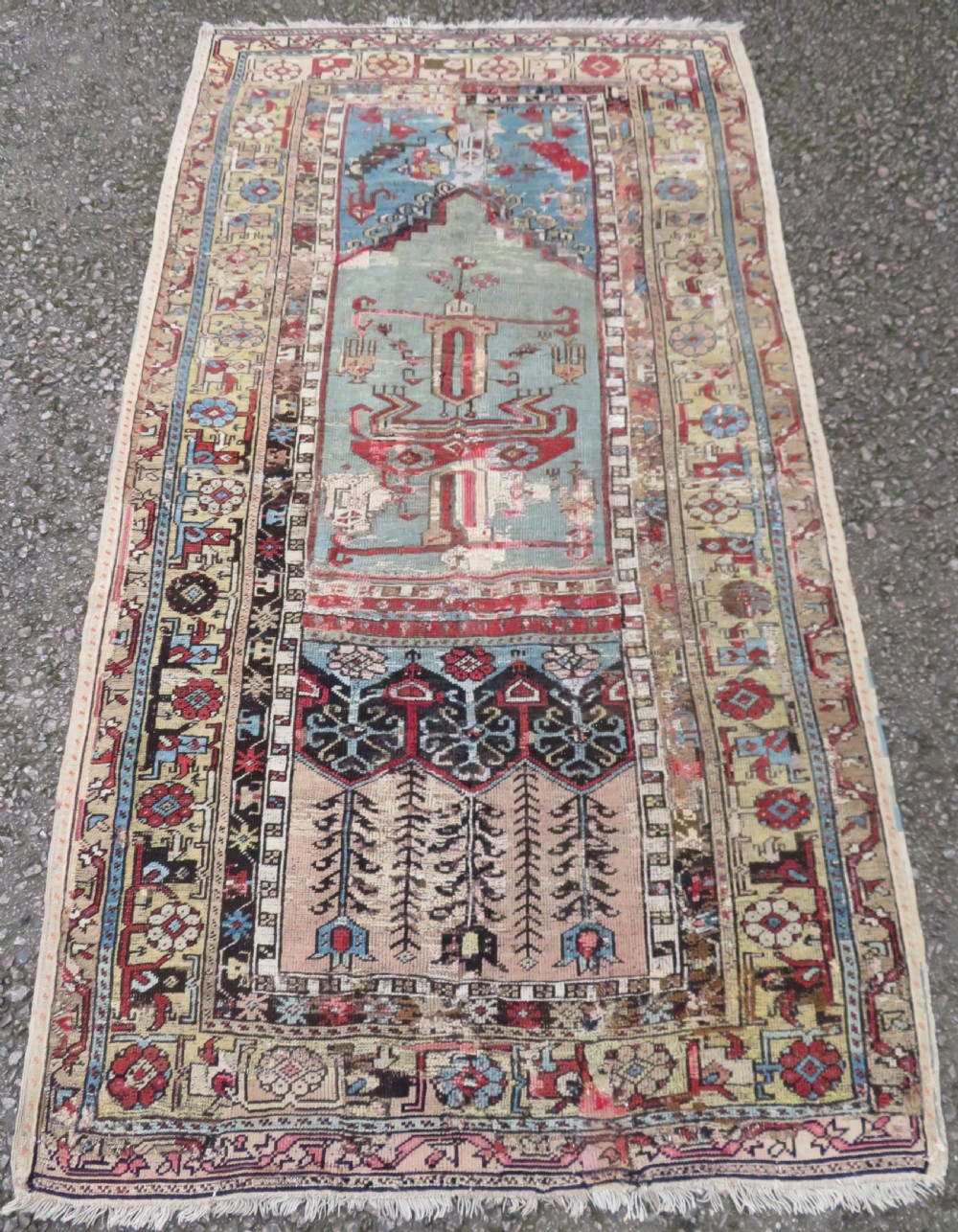 ANTIQUE 18TH CENTURY TURKISH LADIK PRAYER RUG. 203CM X 114CM.