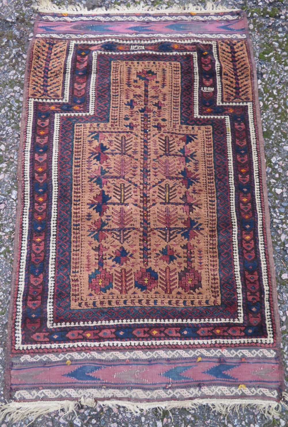 ANTIQUE BALUCH PRAYER RUG. 135CM X 84CM.