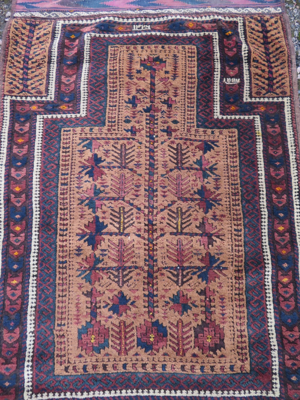 ANTIQUE BALUCH PRAYER RUG. 135CM X 84CM. View II