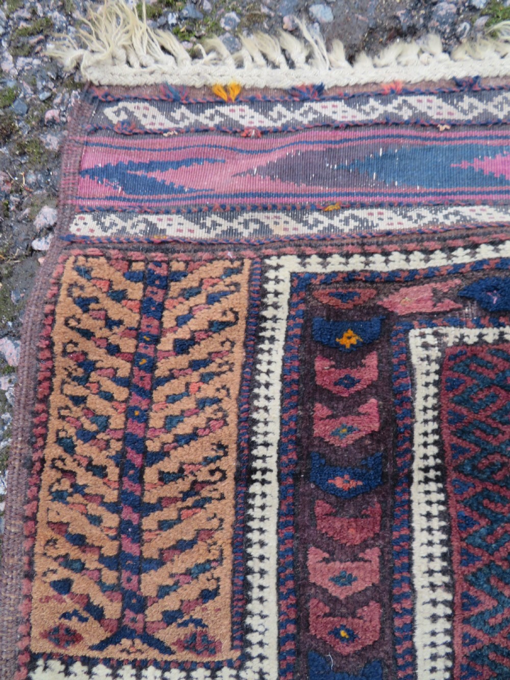ANTIQUE BALUCH PRAYER RUG. 135CM X 84CM. View V