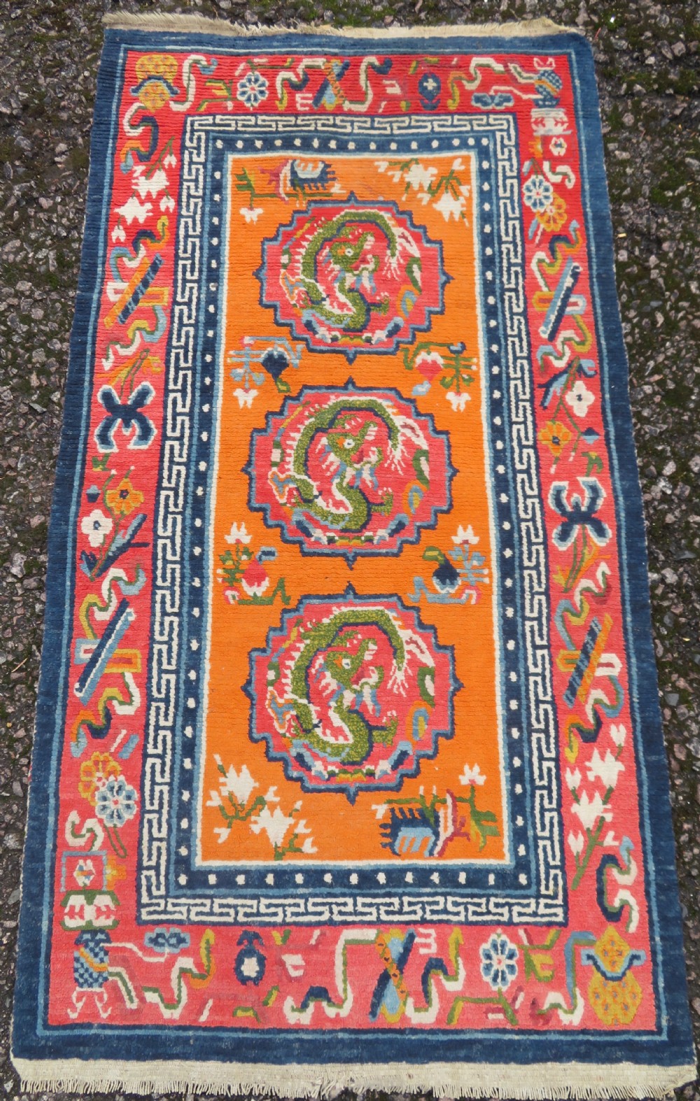ANTIQUE TIBETAN RUG. 137CM X 75CM.