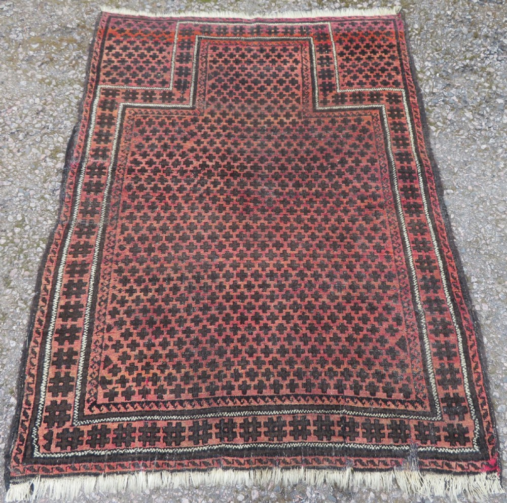 ANTIQUE DISTRESSED BALUCH PRAYER RUG. 160CM X 123CM.