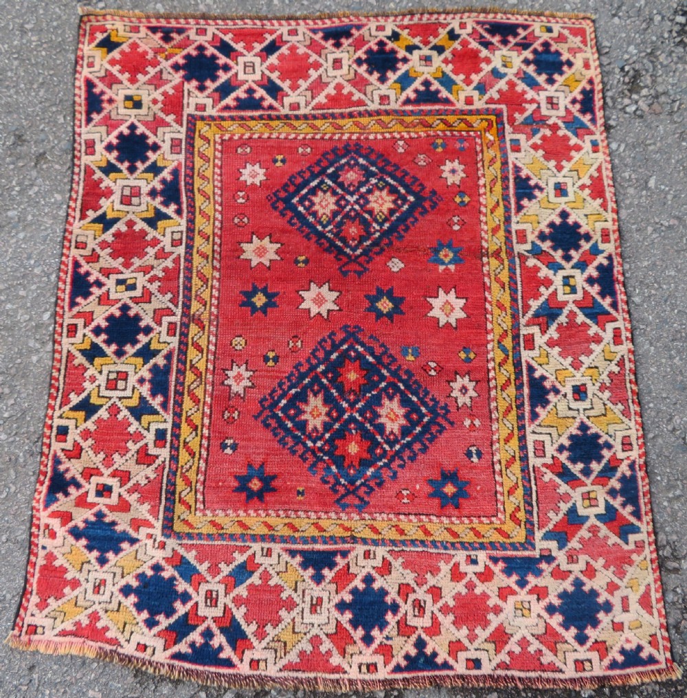 ANTIQUE BERGAMA RUG. EARLY 19TH CENTURY. 120CM X 99CM.