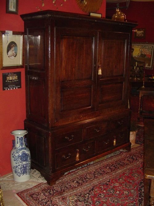 fig 1. A George 111 Oak Linen Press. c.1760.