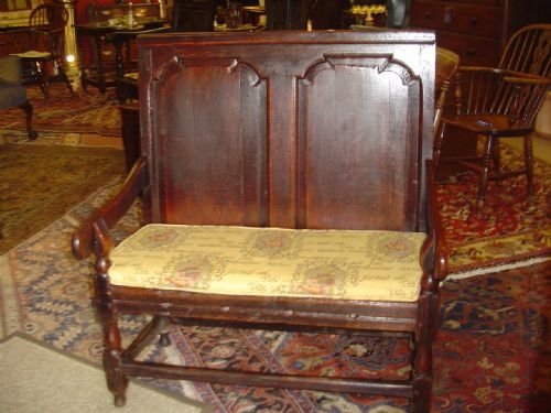 Small Oak Settle. 18th Century.