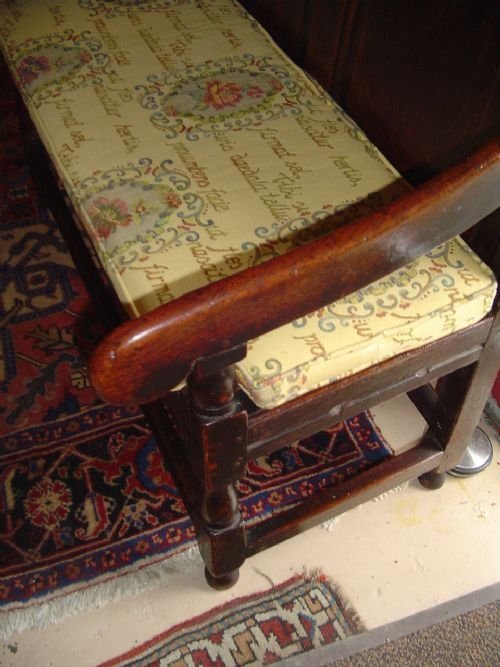 fig 3. Small Oak Settle. 18th Century.