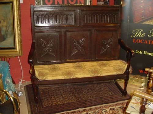 Early 18th Century Oak Settle.