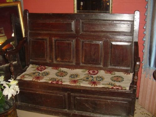 Late 17th Century Oak High Back Settle.  C.1700.