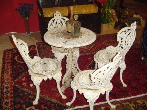 A Classic Victorian Cast Iron Garden Set. C.1860.