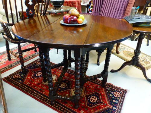Early 18th Century Small Proportioned Oak Gateleg Table