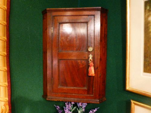 Small 18th Century Oak Hanging Corner Cupboard.