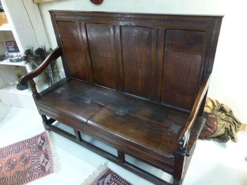 18th Century. Oak Settle with Storage Below Seat.
