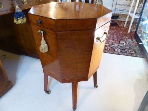 Fine Quality Regency Mahogany Cellarette. C.1820.