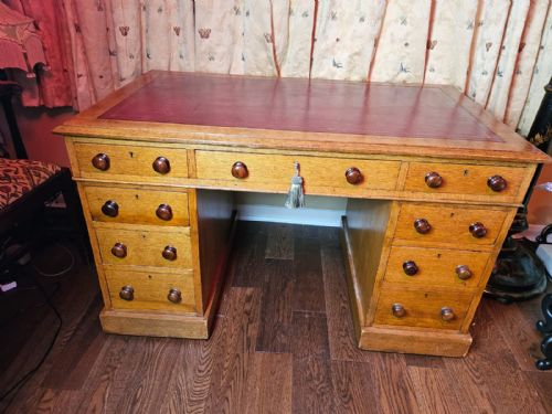Good Quality Victorian Oak Pedestal Desk