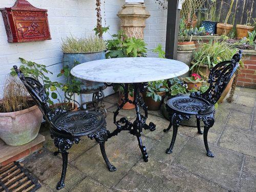 CASTIRON BISTRO TABLE BEAUTIFUL LARGE MARBLE TOP 2 HEAVY CASTIRON CHAIRS