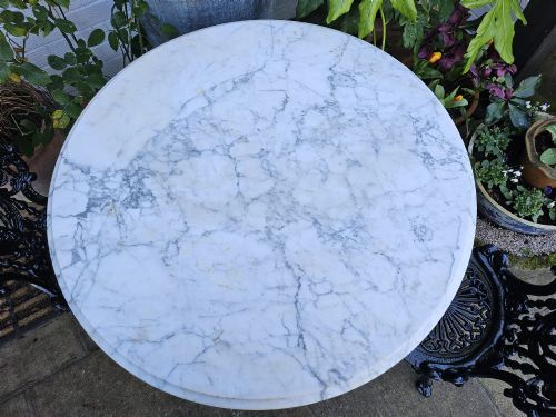 CASTIRON BISTRO TABLE BEAUTIFUL LARGE MARBLE TOP 2 HEAVY CASTIRON CHAIRS - ADDITIONAL PHOTO 4