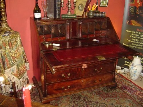 Very Fine Mahogany 18th. Century Bureau