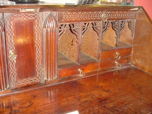 fig 3. Very Fine Mahogany 18th. century Bureau