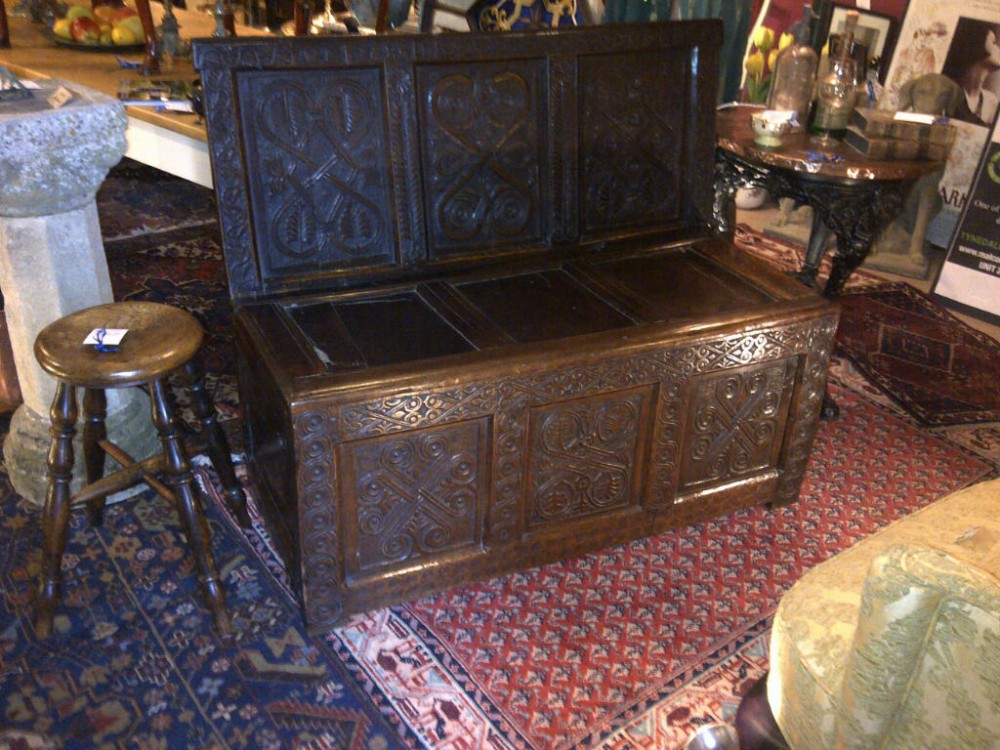 Handsome small 17th century box Settle. 