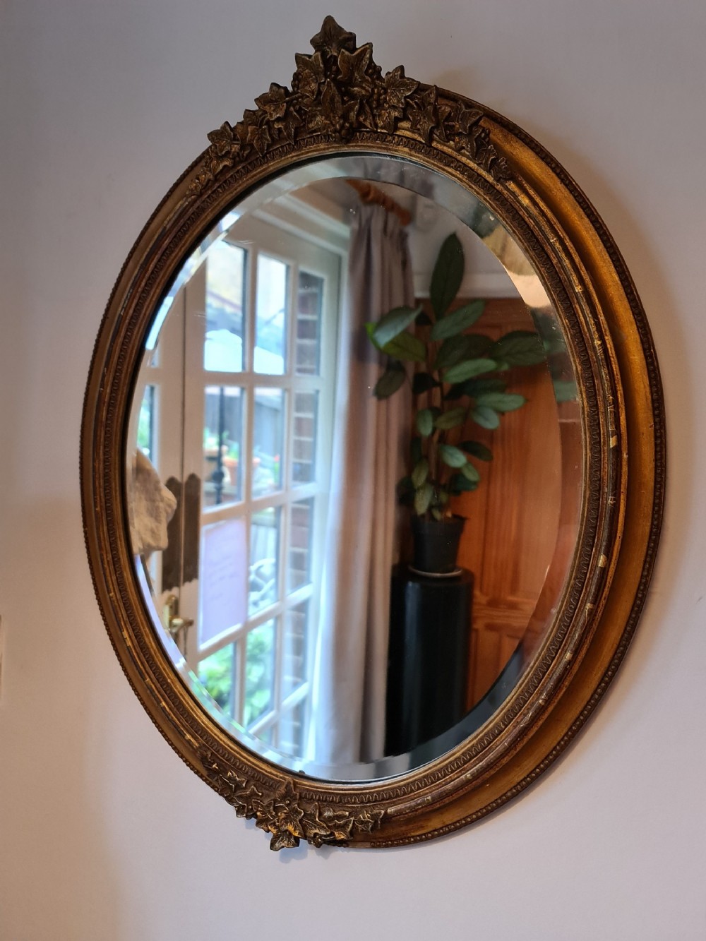 Useful and Good Looking oval Wall Mirror