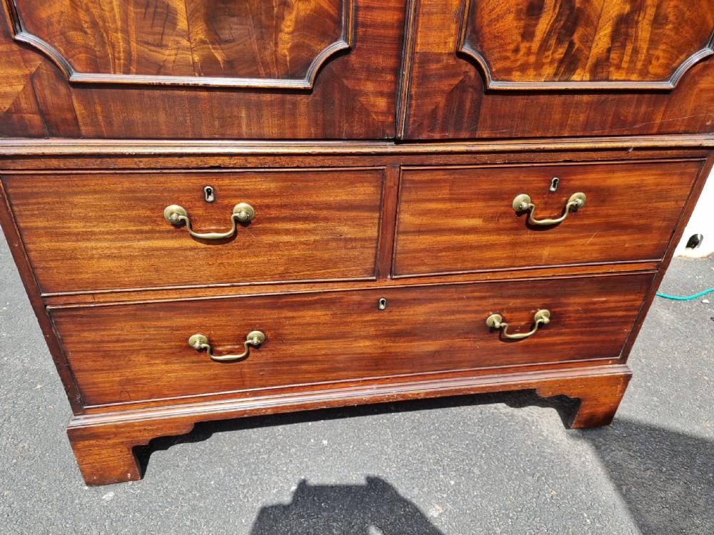 Handsome Small Mahogany Press View V