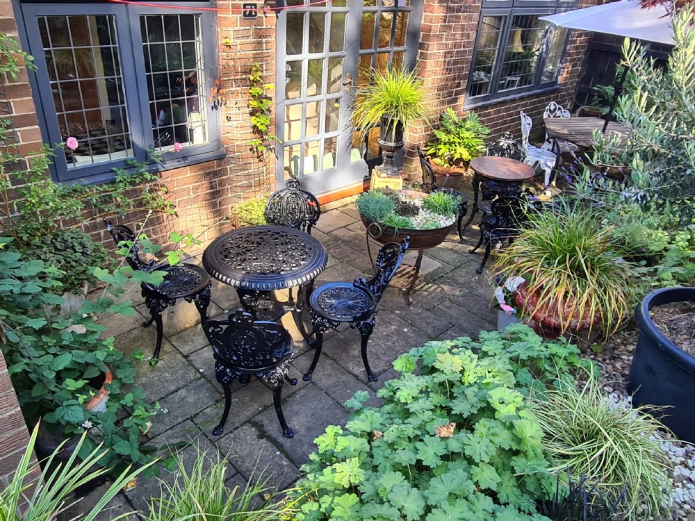 Handsome Heavy Cast-iron Garden set View VIII
