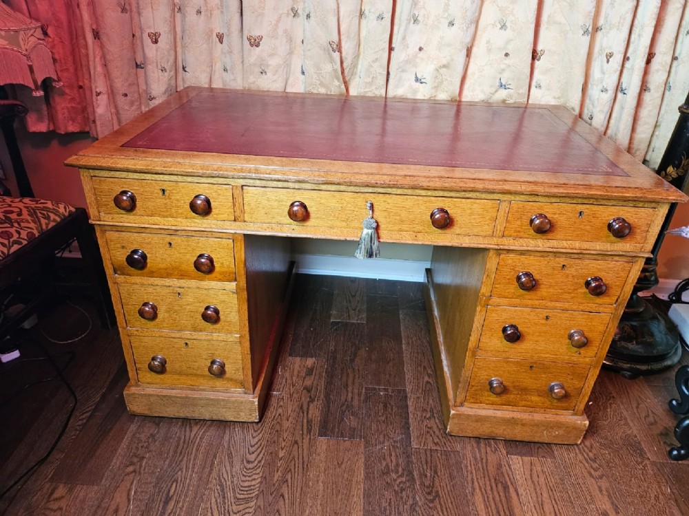 Good Quality Victorian Oak Pedestal Desk