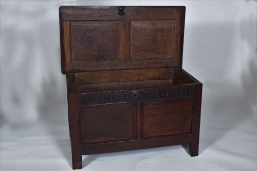 17TH CENTURY SMALL OAK COFFER - ADDITIONAL PHOTO 6