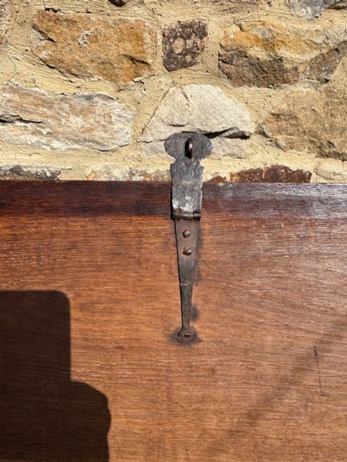 17TH CENTURY OAK COFFER - ADDITIONAL PHOTO 5