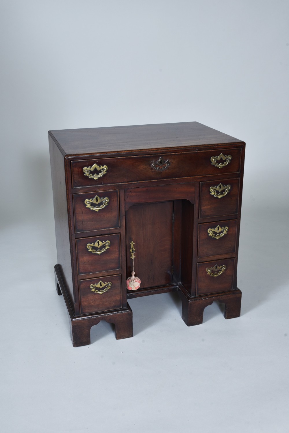 Fine 18th century Mahogany kneehole desk 