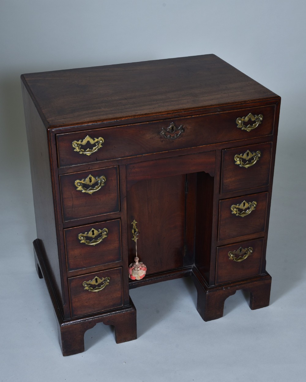 Fine 18th century Mahogany kneehole desk  View III