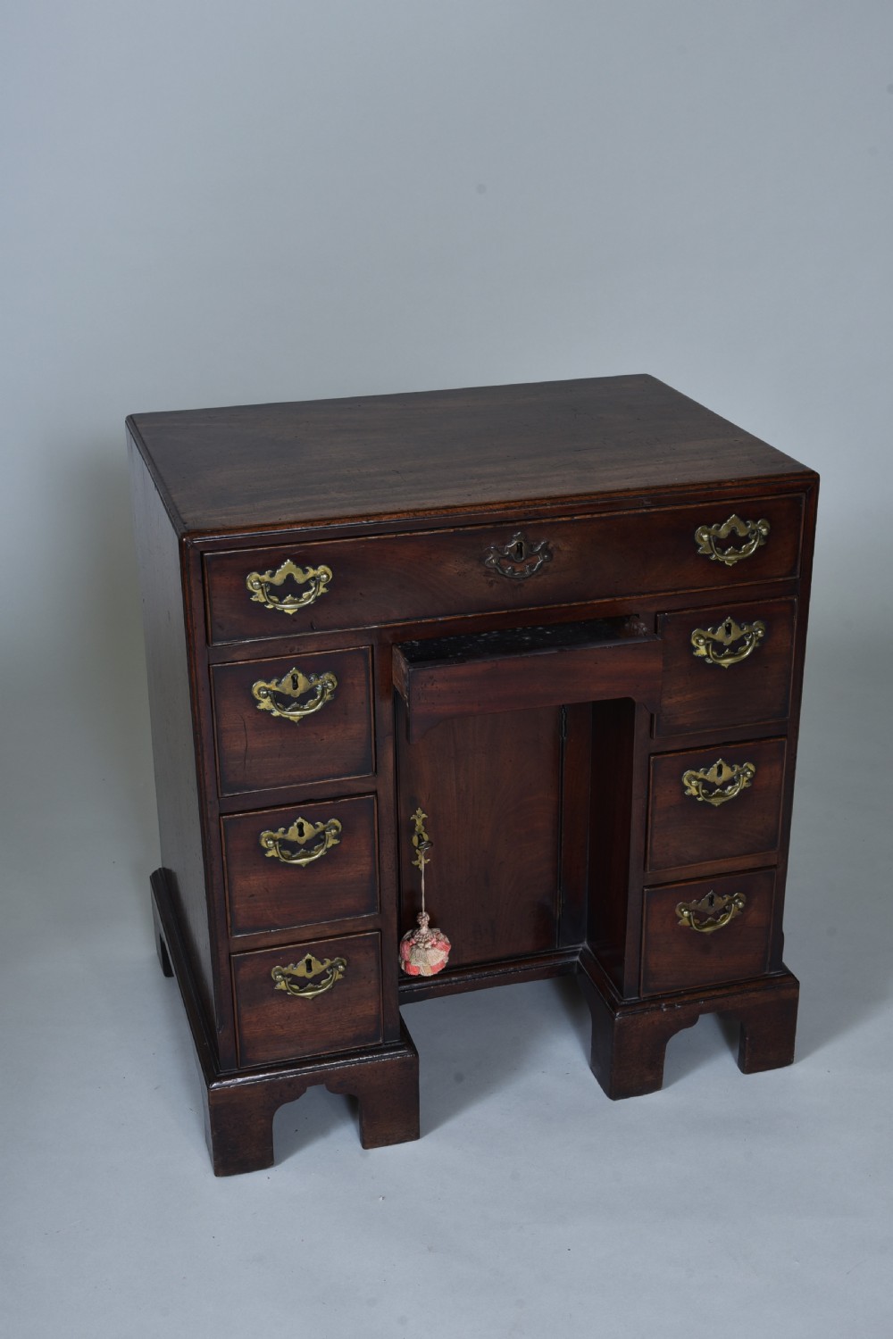 Fine 18th century Mahogany kneehole desk  View VI