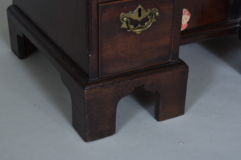 Fine 18th century Mahogany kneehole desk  View VII