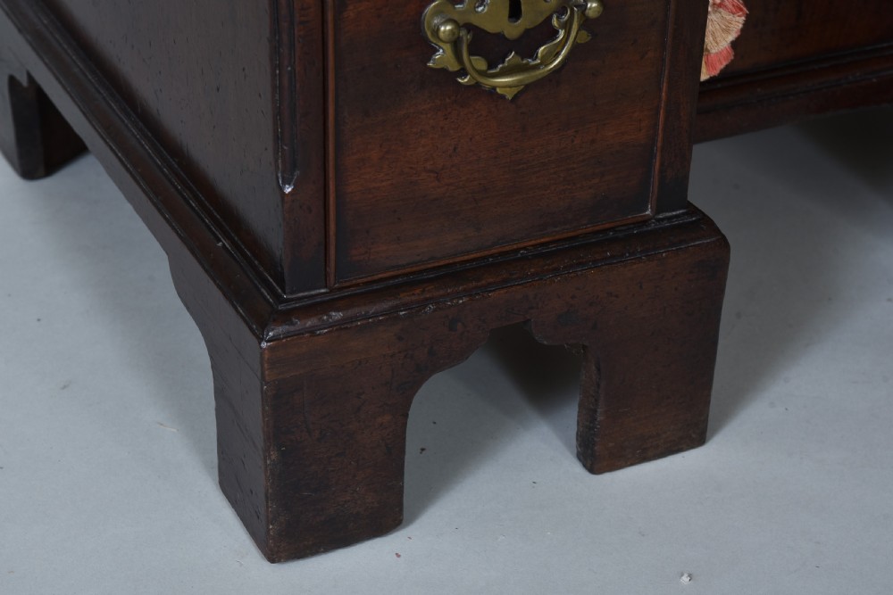 Fine 18th century Mahogany kneehole desk  View VIII