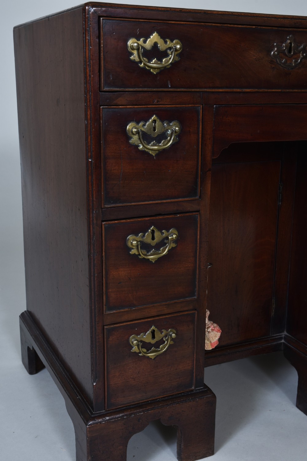 Fine 18th century Mahogany kneehole desk  View IX