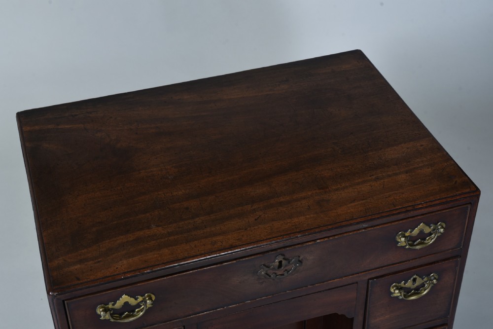 Fine 18th century Mahogany kneehole desk  View XI