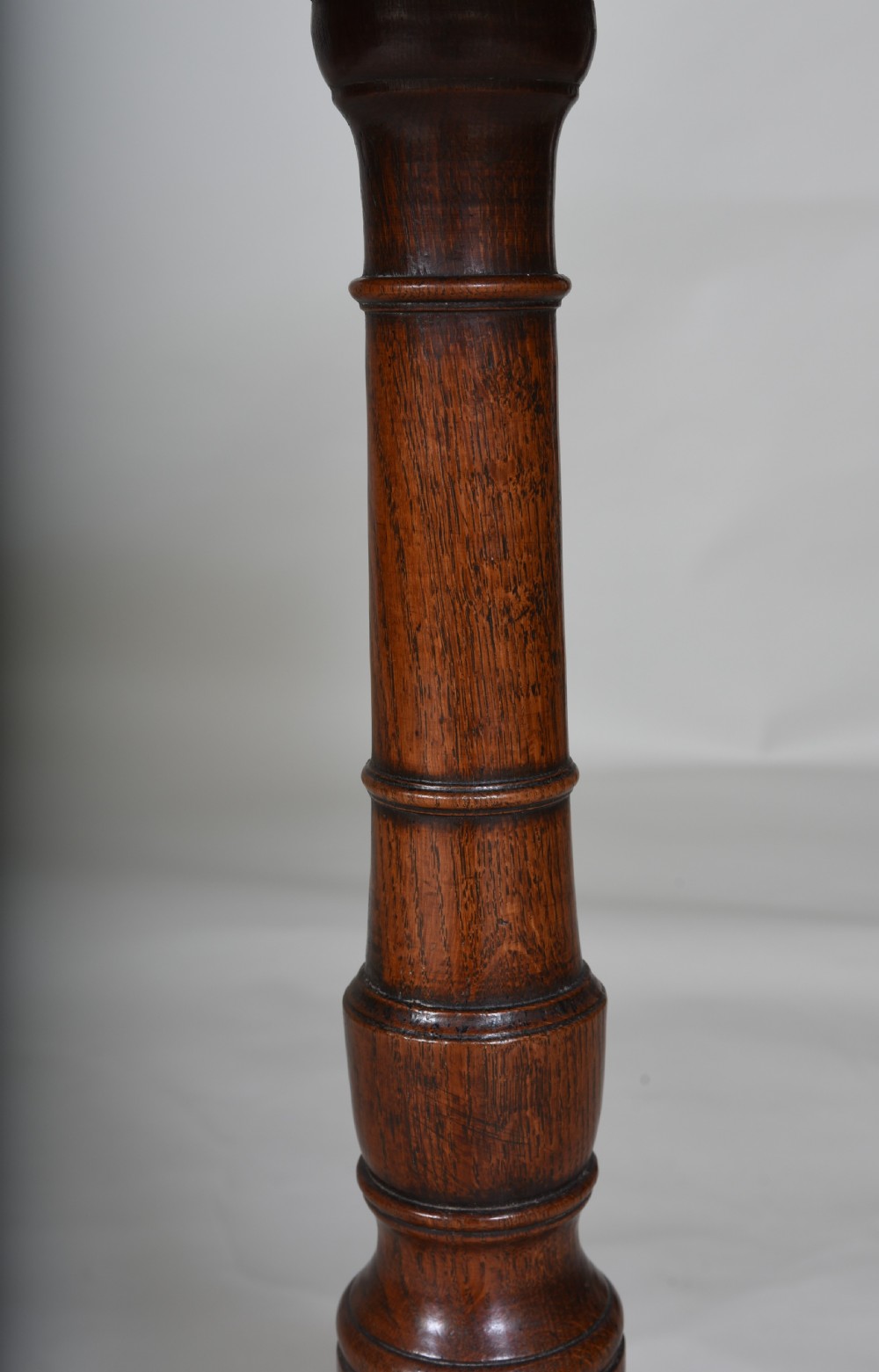 18th century Elm Tripod Table View VI