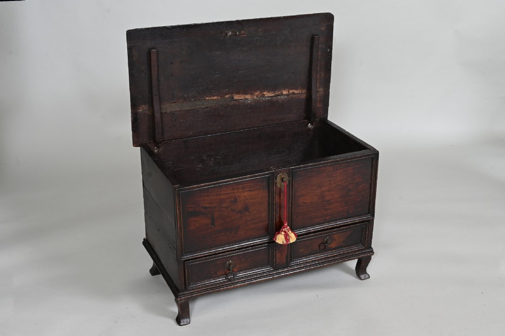 18th century  Welsh Oak Coffer Bach  View VII