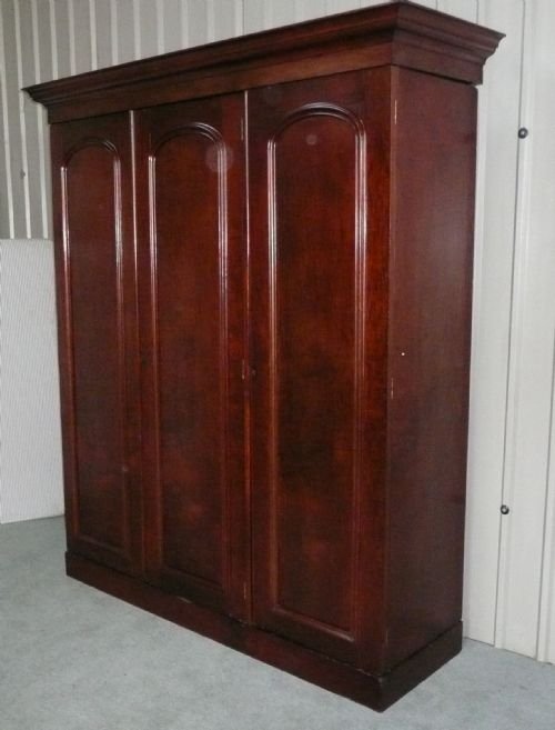 fig 1. LARGE VICTORIAN 3 DOOR MAHOGANY WARDROBE COMPACTUM
