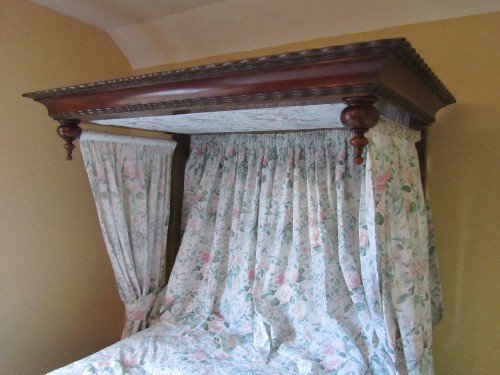 fig 2. VICTORIAN MAHOGANY HALF TESTER 5FT DOUBLE BED