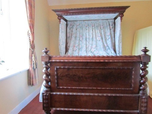 fig 3. VICTORIAN MAHOGANY HALF TESTER 5FT DOUBLE BED