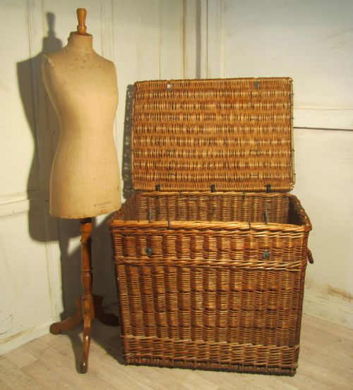 Large Victorian Antique Wicker Laundry Basket.