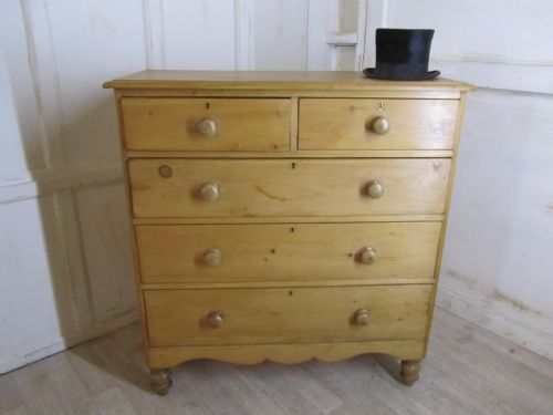 Large Victorian Pine Chest of Drawers Dates from 1890