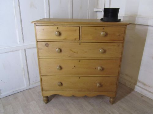 fig 1. Large Victorian Pine chest of drawers dates from 1890