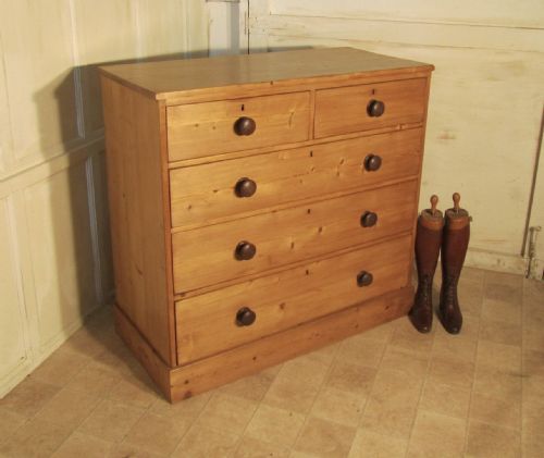 fig 1. Large Victorian Pine Chest of Drawers