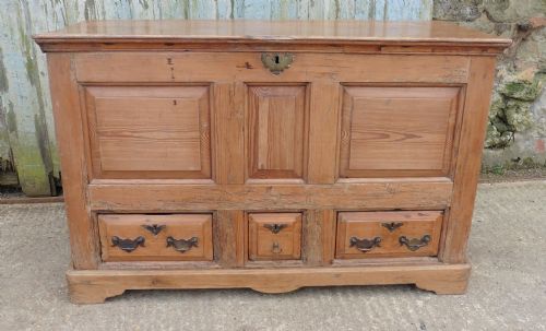 A Large Georgian 3 Drawer Pine Mule Chest.