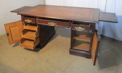 fig 1. Large French Arts and Crafts Oak Pedestal Desk