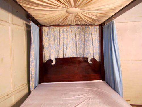 fig 3. Large Mahogany 5ft Four Poster Bed