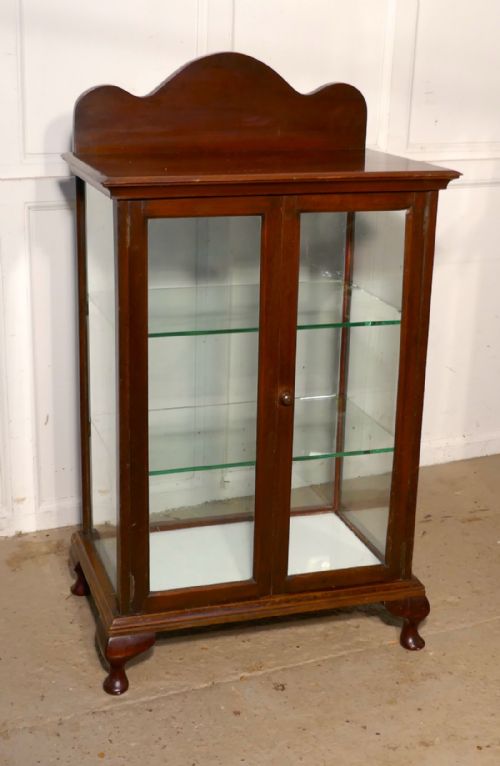 fig 3. McVitie & Price Cake Shop Display Cabinet