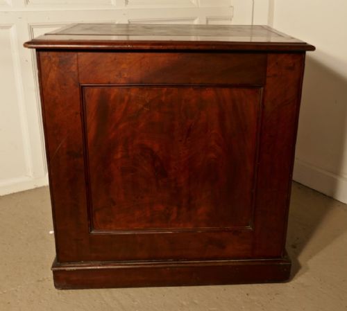 fig 2. Small Victorian Flame Mahogany Chest of Drawers, Batchelor’s Chest 